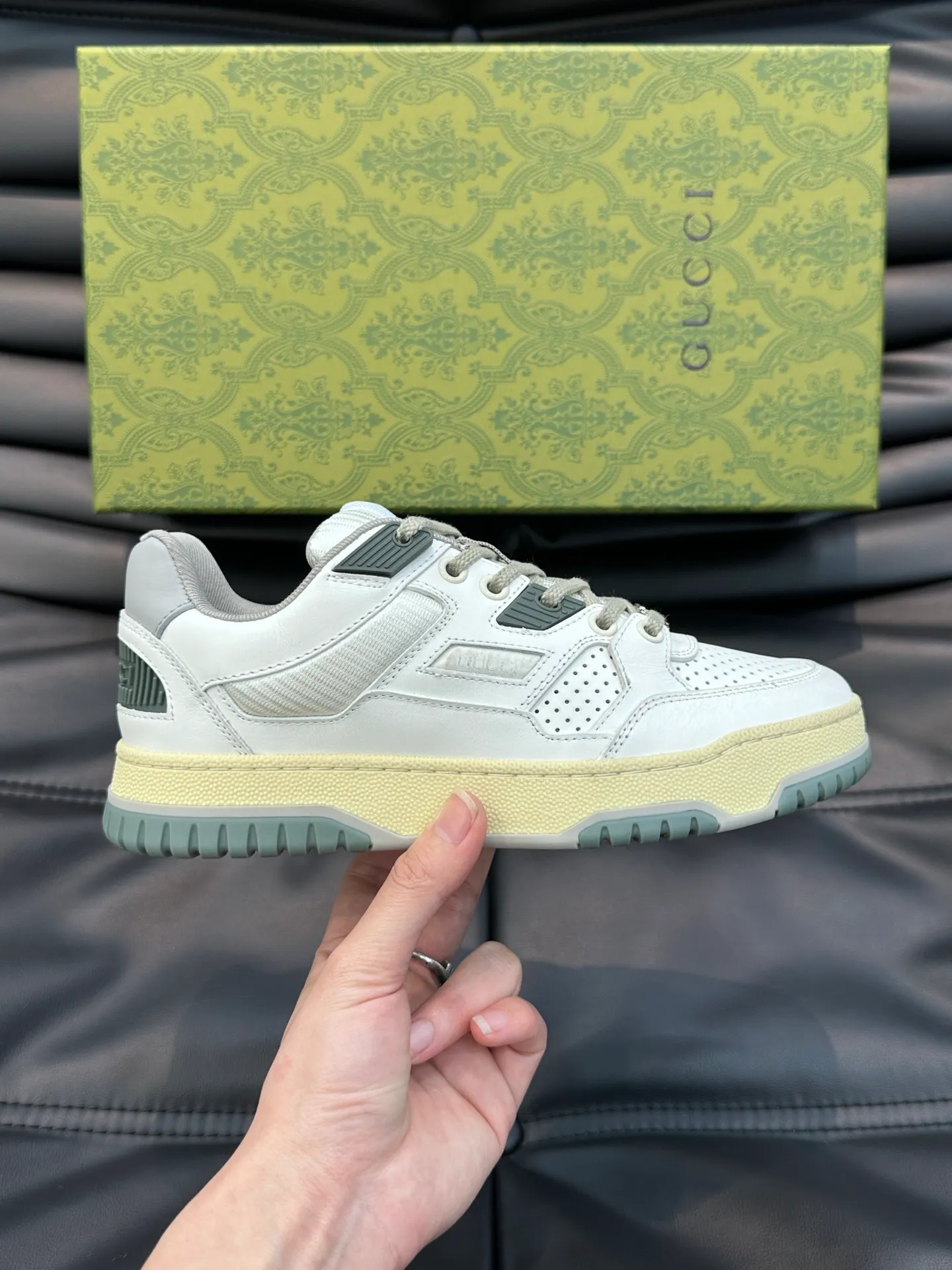 Men's Men's Shoes 💰p520 "GUCC*" Gucci's new couple's 👫 distressed effect sneakers. This low-top sneaker adopts a basketball-style silhouette design and cleverly incorporates hollow panels and distressed effects, showing its unique ingenuity. The ingenuity incorporates brand logo details such as interlocking Double G styling accessories and Gucci lettering, a low-key tribute to the brand's design heritage. A rubber non-slip outsole, inlays and embossed sole give the entire design a contemporary feel. Size: 35-45